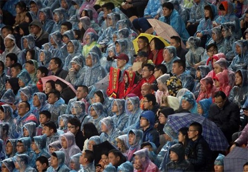 3月12日,广州恒大队球迷冒雨观战。当日,在2016赛季中国足球超级联赛第二轮比赛中,广州恒大队主场以3比0战胜长春亚泰队。 新华社记者刘大伟摄.jpg 3月12日,广州恒大队球迷冒雨观战。当日,在2016赛季中国足球超级联赛第二轮比赛中,广州恒大队主场以3比0战胜长春亚泰队。 新华社记者刘大伟摄.jpg